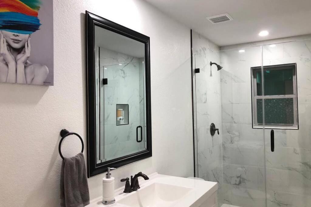 Dallas 4Br Large Yard W Hot Tub , Fire Pit And Basketball Hoop Εξωτερικό φωτογραφία